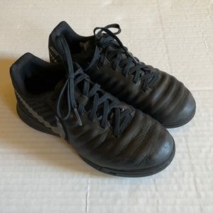 NIKE Tiempo Boys Black Indoor Soccer Cleats Size 2